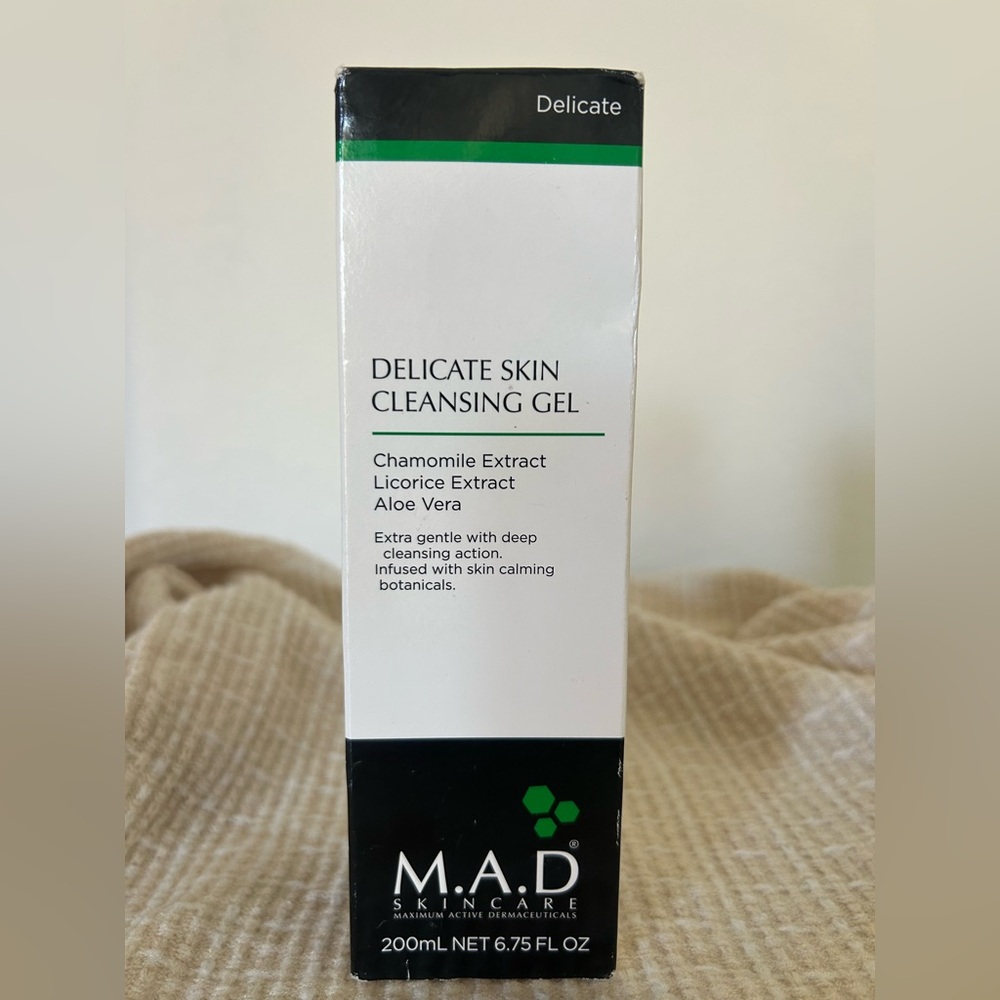 Delicate Skin Cleansing Gel - White